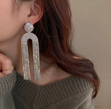 Load image into Gallery viewer, Elegant Tassel Earrings
